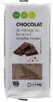 Chocolat de ménage au lait et aux noisettes brisées.