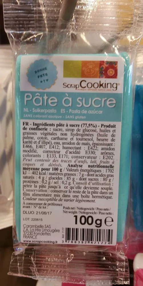 Pâte à sucre bleue ciel