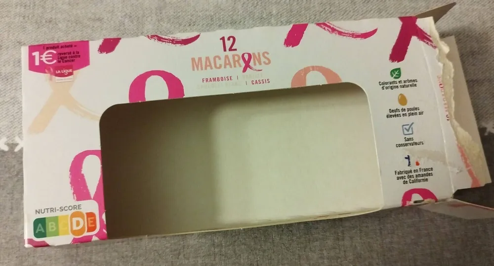 12 macarons Octobre rose