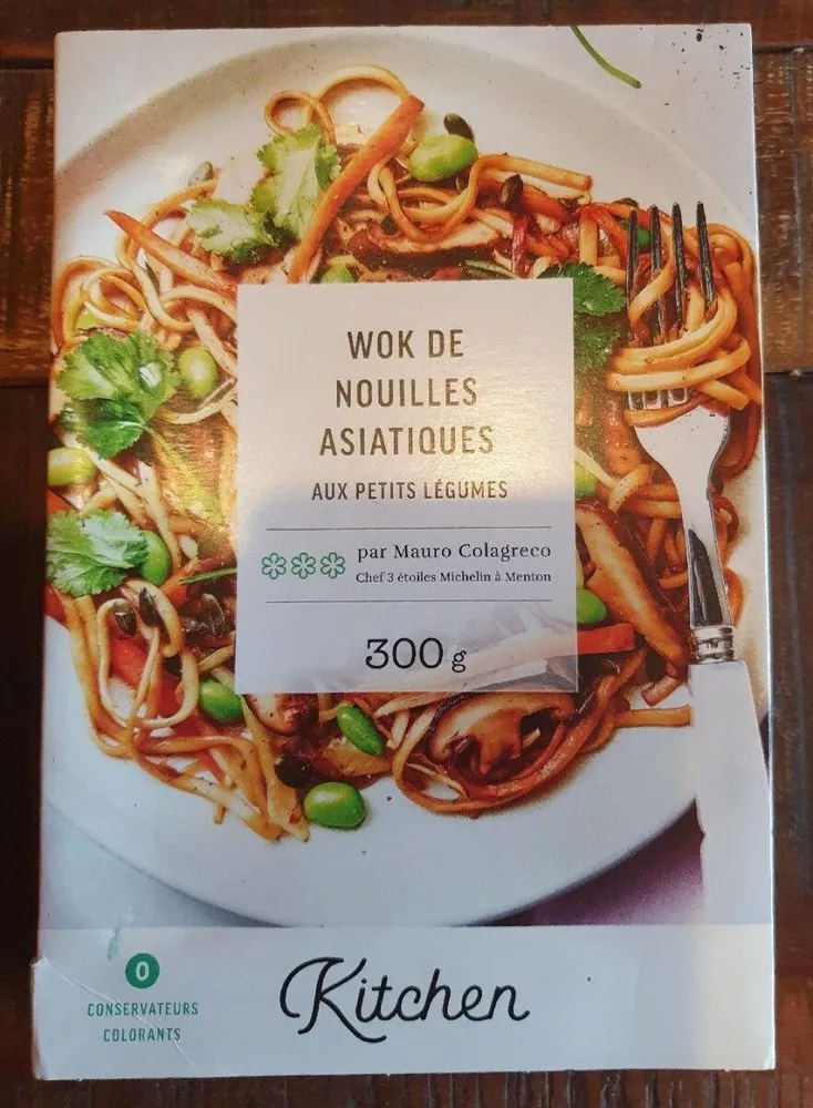 Wok de nouilles asiatiques aux petits légumes