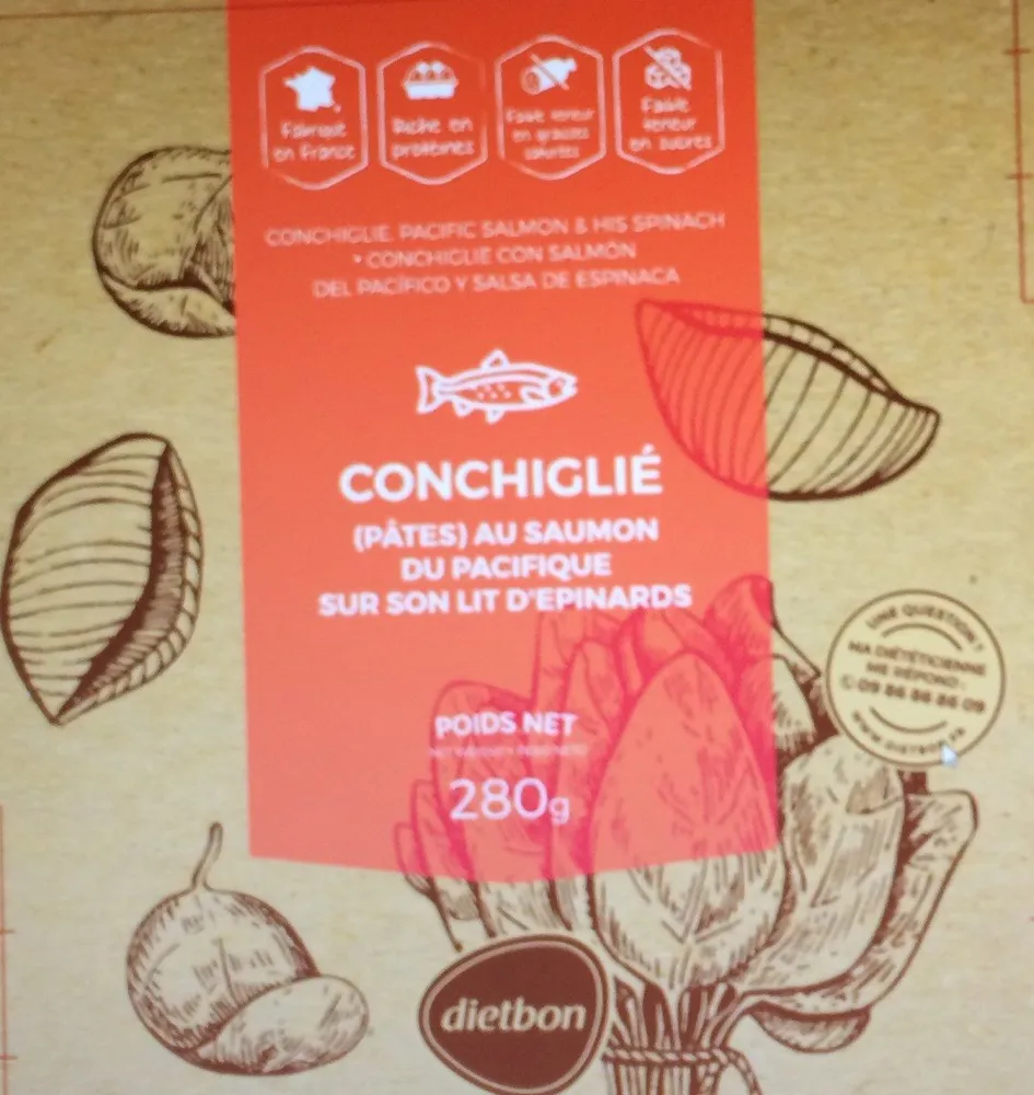 Conchiglié (Pâtes) au saumon du Pacifique sur son lit d'épinards.