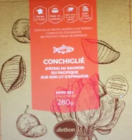 Conchiglié (Pâtes) au saumon du Pacifique sur son lit d'épinards.