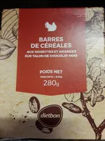 Barre de céréales aux noisettes et amandes sur talon de chocolat noir