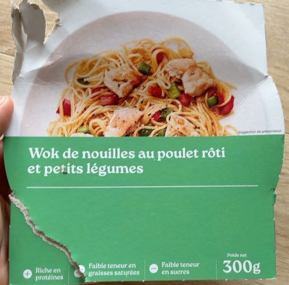Wok de nouilles au poulet rôti et petit légumes