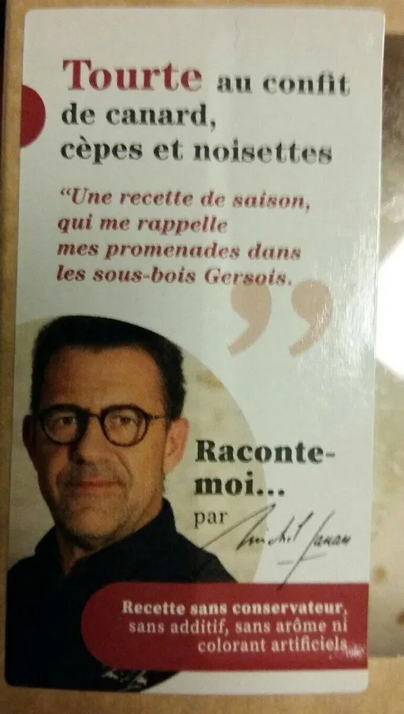 Tourte au confit de canard, cèpes et noisettes