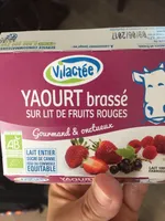 Yaourt brassé sur lit de fruits rouges
