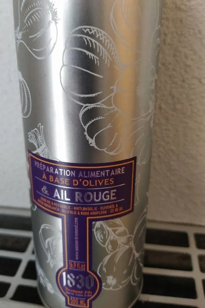 Préparation alimentaire à base d'olives et ail rouge
