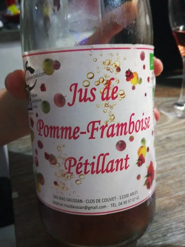Jus de pomme—framboise pétillant