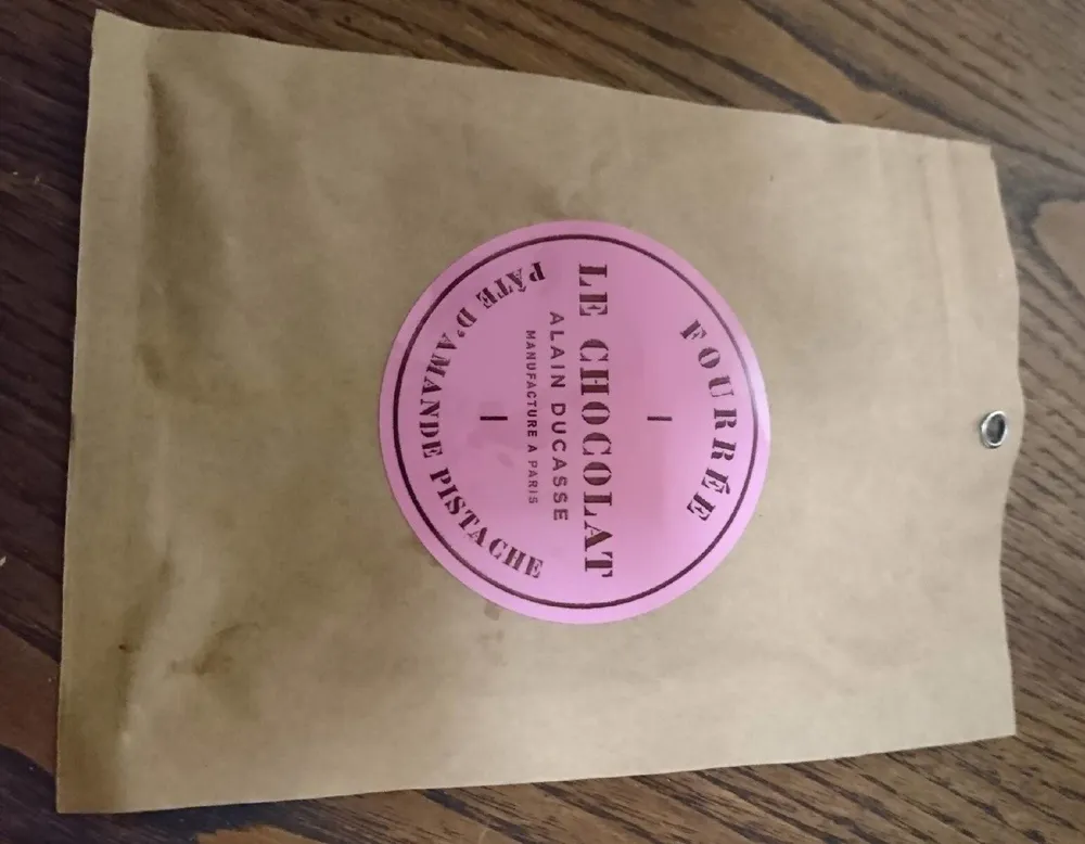 Le chocolat fourrée pate d'amande pistache
