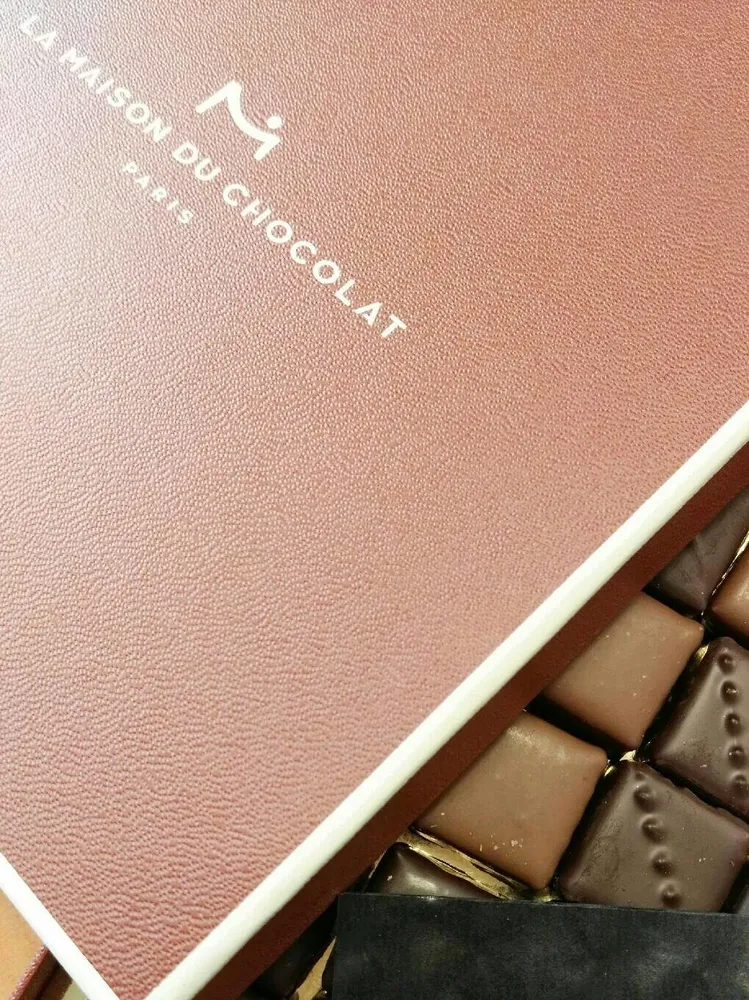 Coffret pralinés-chocolat noir et lait