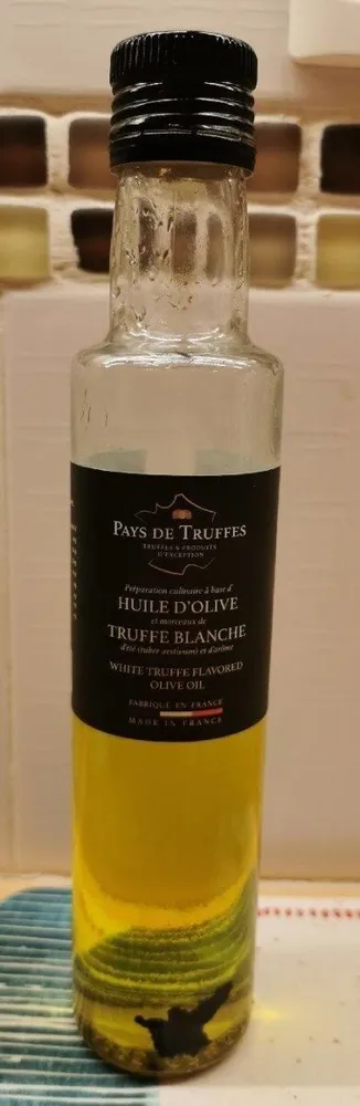 Huile d'olive et morceaux de truffe blanche