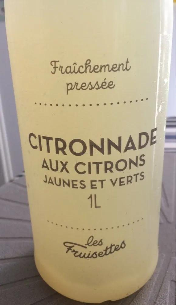 Citronnade aux citrons jaunes et verts