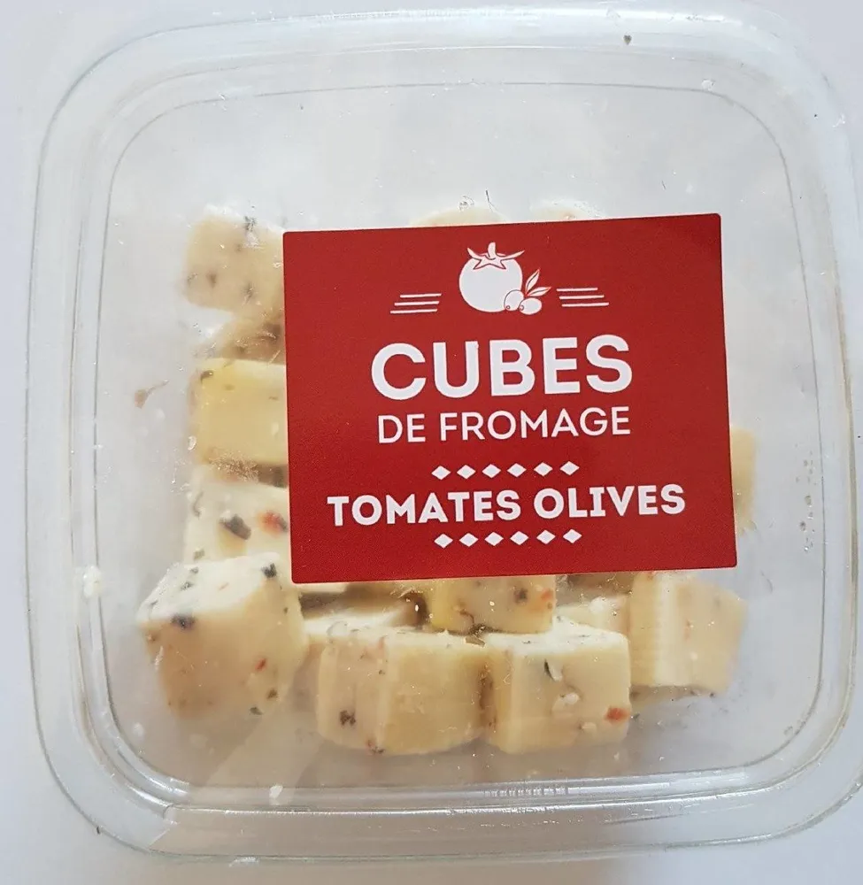 Cubes de fromage tomates olives