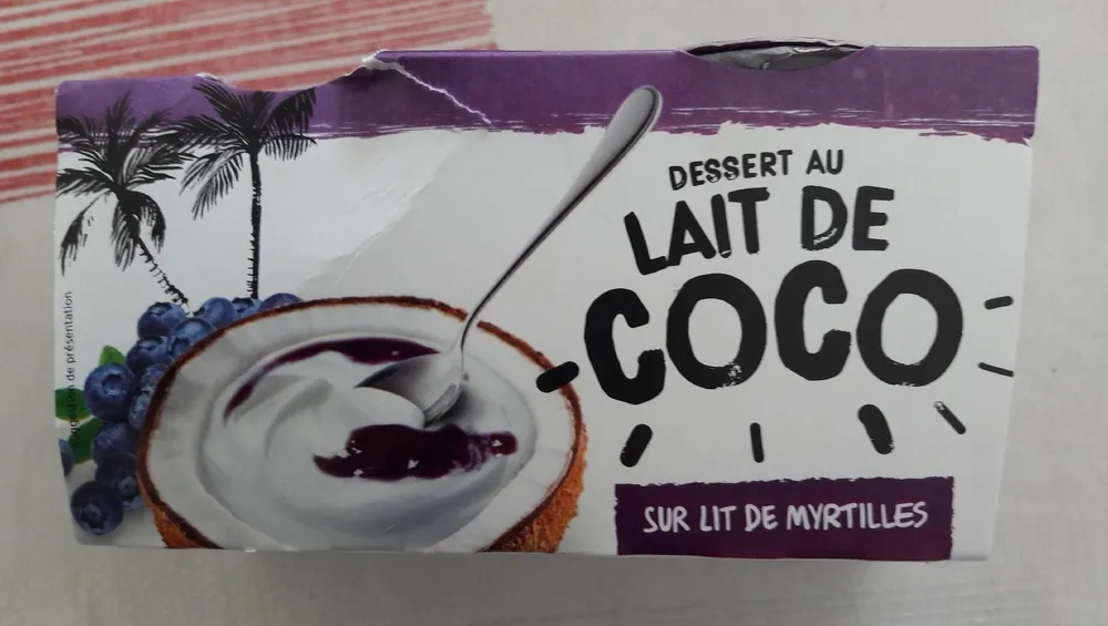 Dessert au lait de coco sur lit de myrtilles