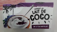 Dessert au lait de coco sur lit de myrtilles