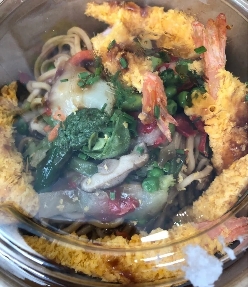 Nouilles sautées aux crevettes tempura