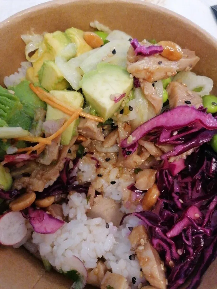 Large poke poulet émincé riz