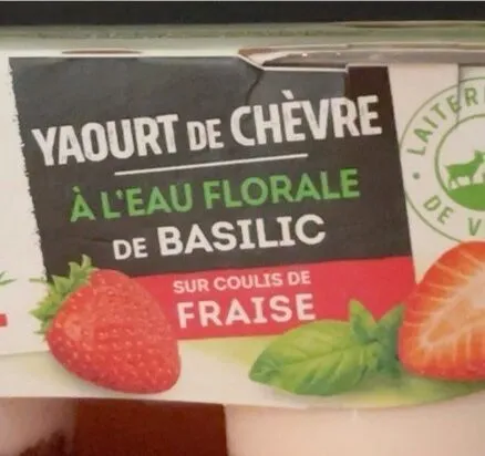 Yaourt de chevre sur coulis de fraise