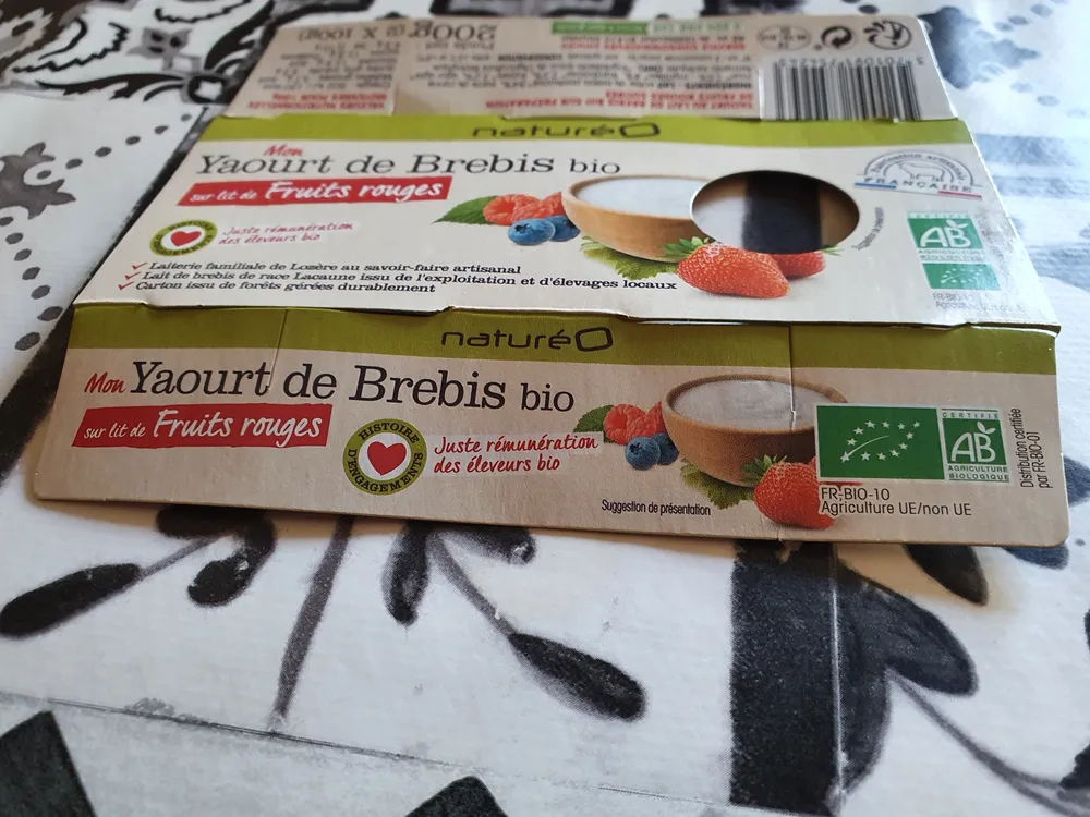 Yaourt de Brebis bio sur lit de fruits rouges