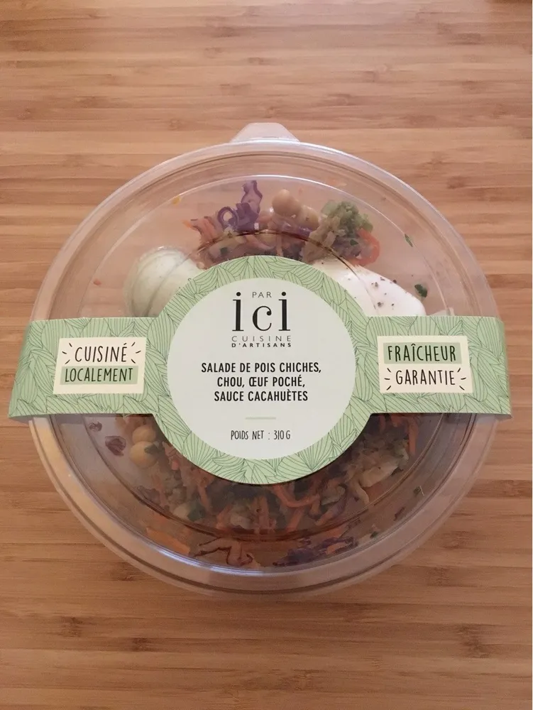 Salade de pois chiches, chou, oeuf poché, sauce cacahuètes