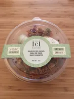 Salade de pois chiches, chou, oeuf poché, sauce cacahuètes