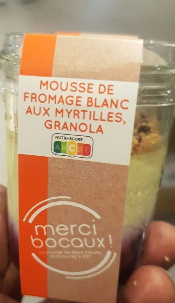 Mousse de fromage blanc aux myrtilles granola