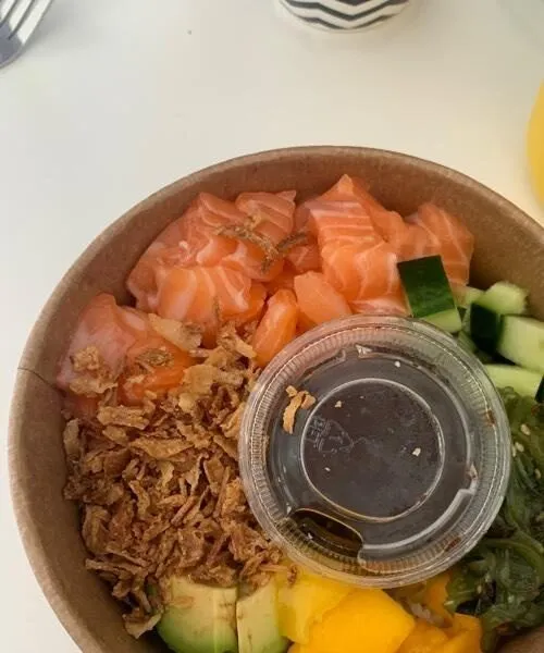 Poke bowl saumon