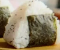 Onigiri poulet et oignons frits