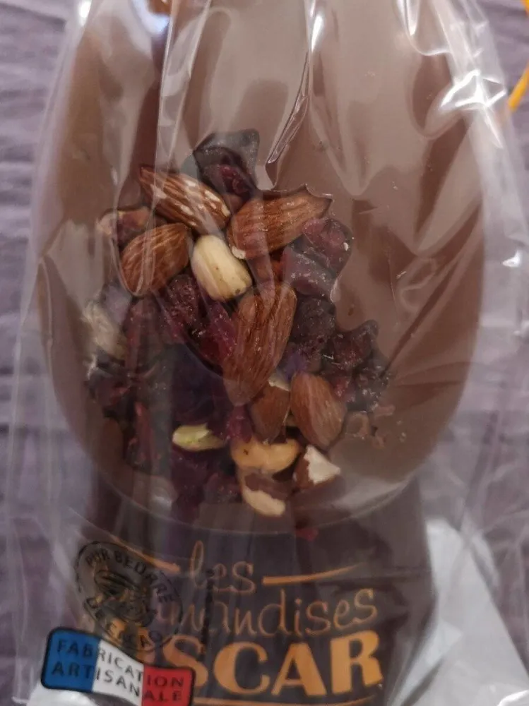 Moulage de chocolat au lait décoré de fruits secs