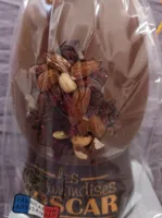Moulage de chocolat au lait décoré de fruits secs