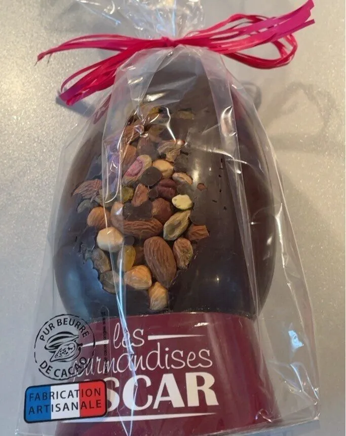 Moulage de chocolat noir décoré de fruits secs