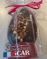 Moulage de chocolat noir décoré de fruits secs