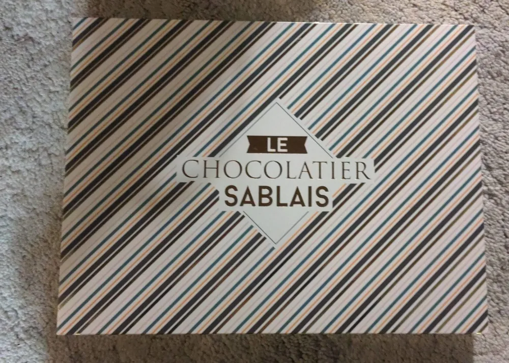 assortiment de bonbons de chocolat noir