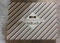 assortiment de bonbons de chocolat noir