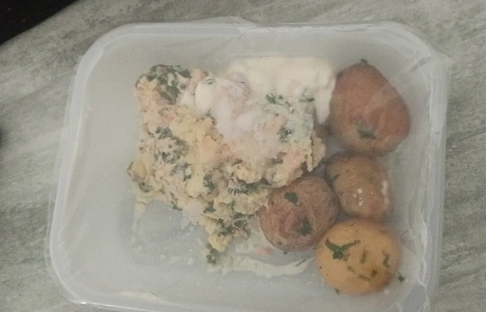 Bowl œuf brouillés au saumon, épinard & pommes de terre rôties