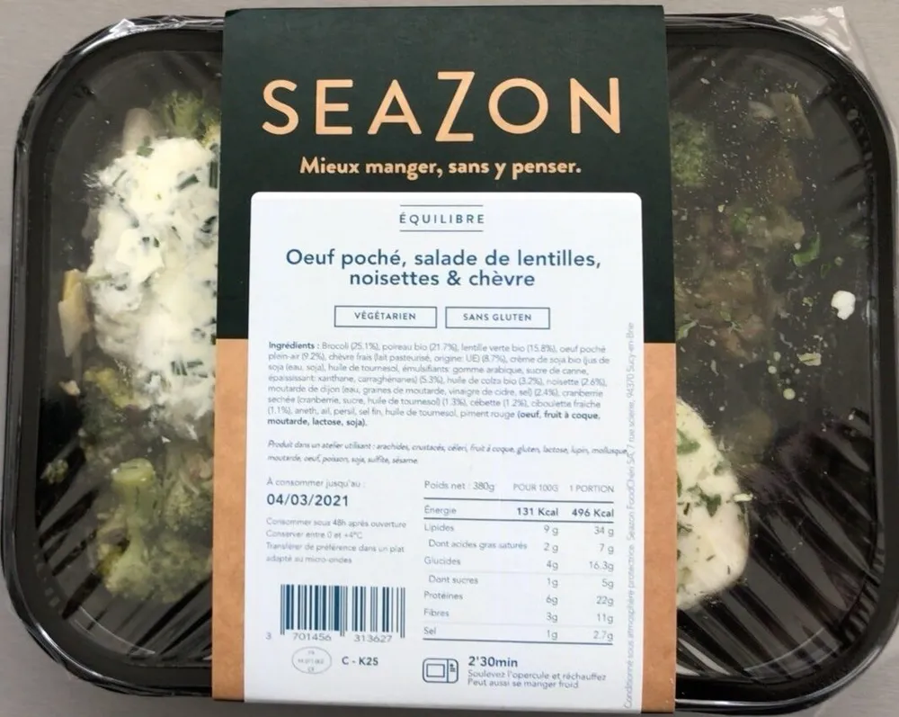 Œuf poché, salade de lentilles, noisettes et chèvre
