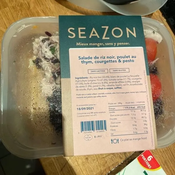 Salade de riz noir bio poulet au thym courgettes et Pesto