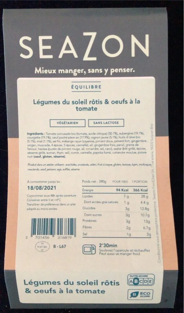Légumes du soleil rôtis et oeufs à la tomate