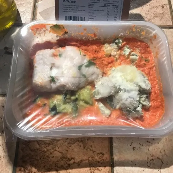 Lieu. Noir sauce  aux  poivrons courgettes &. Pommes de terre
