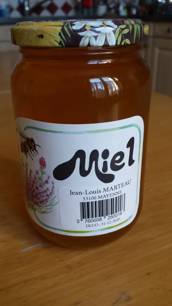 Miel mis en pot par l'apiculteur