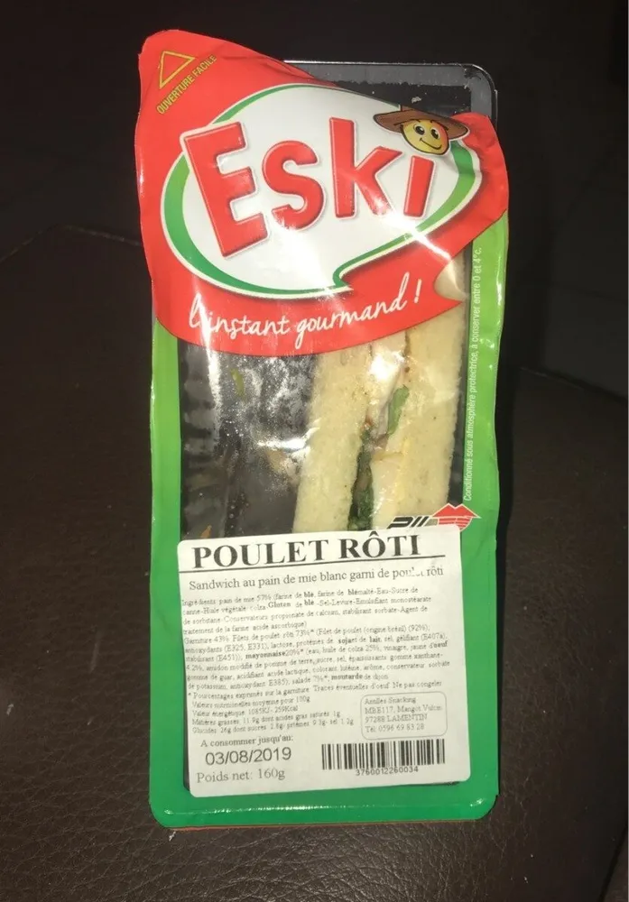 sandwich au pain de moe blanc garni de poulet roti