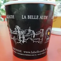 Crème glacée à la noisette pralinée avec éclats