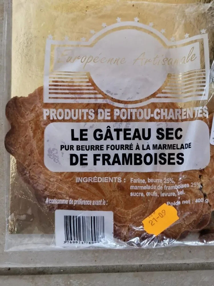 Le gâteau sec pur beurre fourré à la marmelade de framboises
