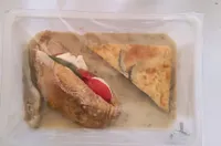 Filet de pintade, tomates mozzarella, crème de basilic