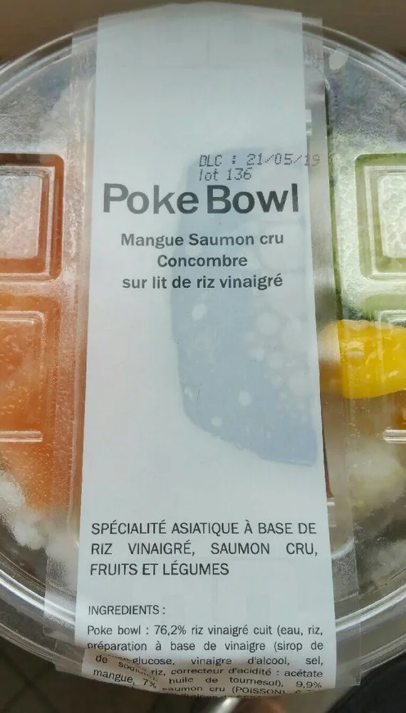 Poke Bowl Mangue saumon cru concombre sur lit de riz vinaigré