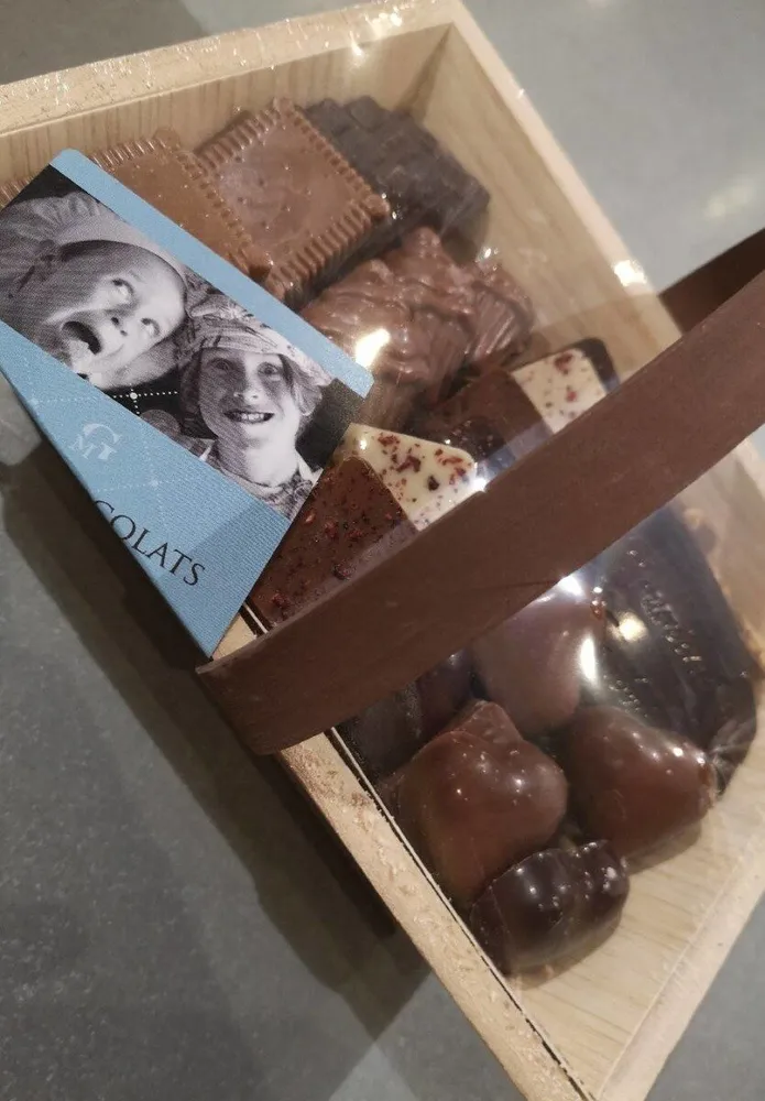 Assortiment de chocolats panier bois