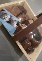 Assortiment de chocolats panier bois