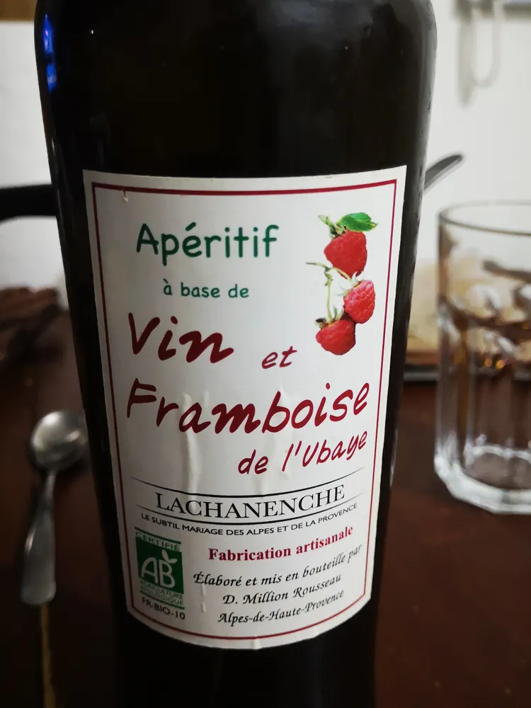 Apéritif à base de vin et de framboise
