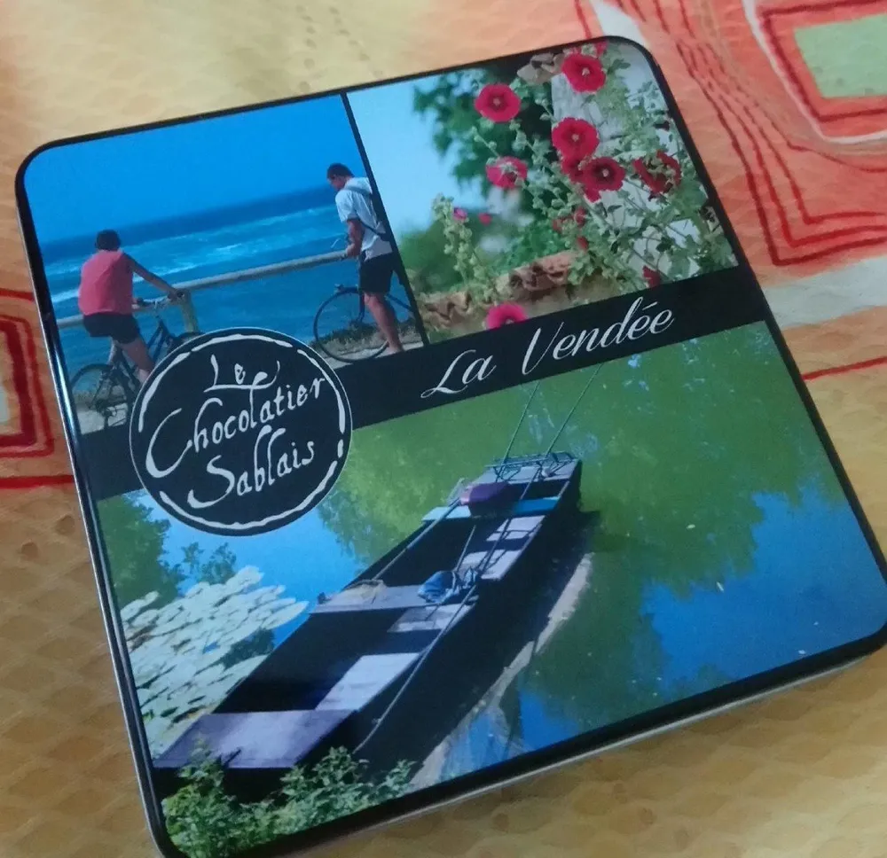 Nougatine enrobée de chocolat blanc coloré