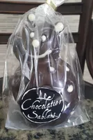 Moulage de chocolat noir decoré